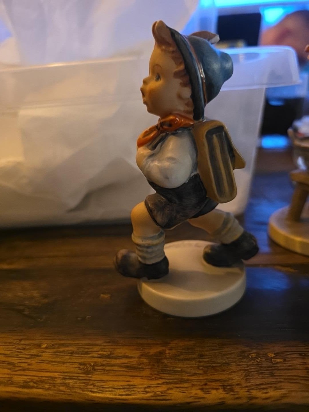 Vintage Hummel beeldje jongen met rugzak 822/0, Ophalen of Verzenden, Gebruikt, Hummel
