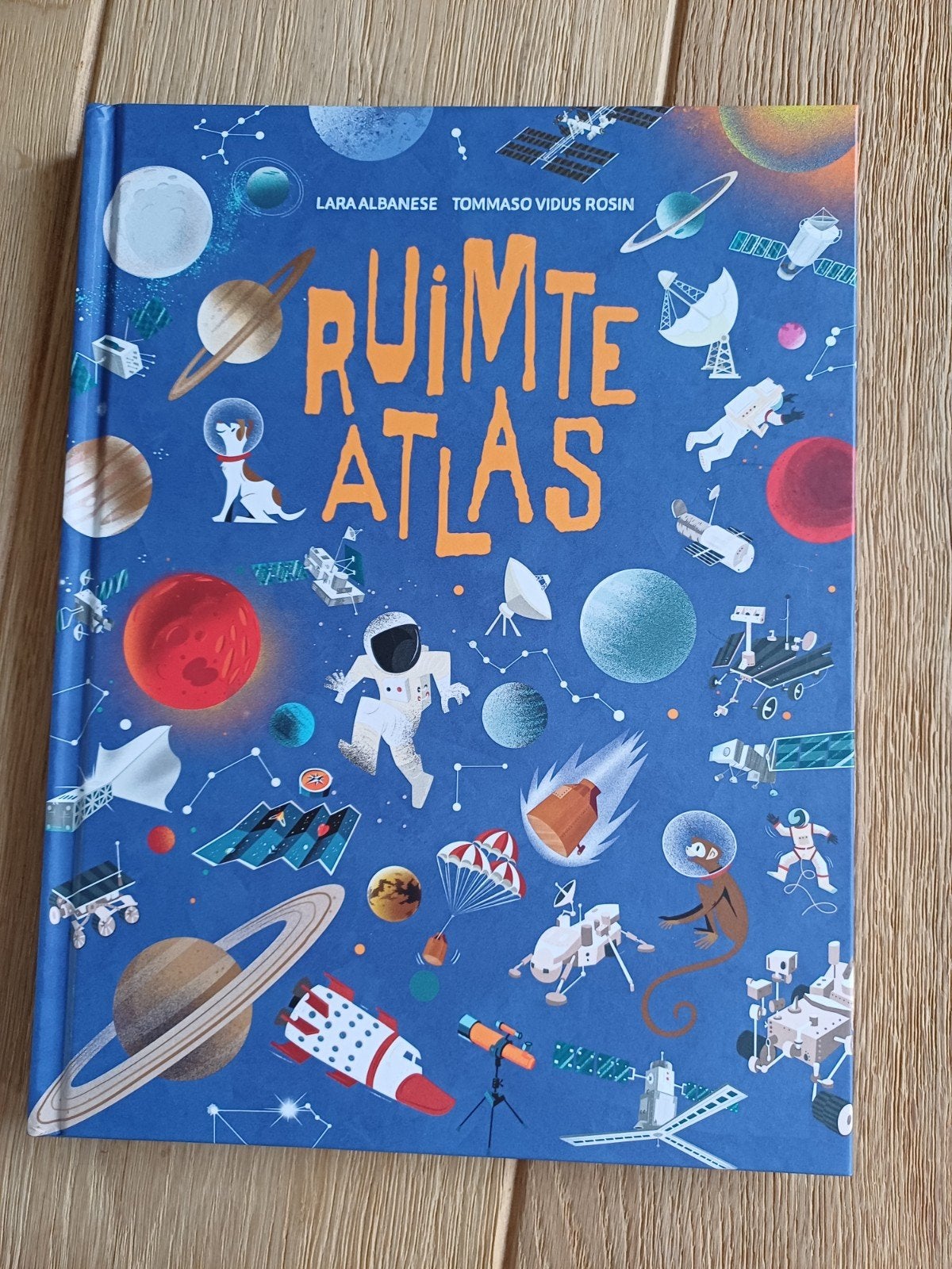 Ruimte Atlas - Alles wat je wilt weten over het universum, Boeken, Ophalen, Lara Albanese, Tommaso Vidus Rosin, Zo goed als nieuw