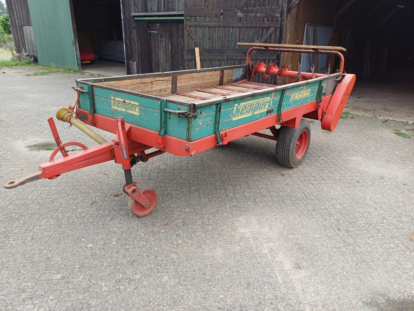 Meststrooier, kunstmeststrooier en platte wagen, Ophalen