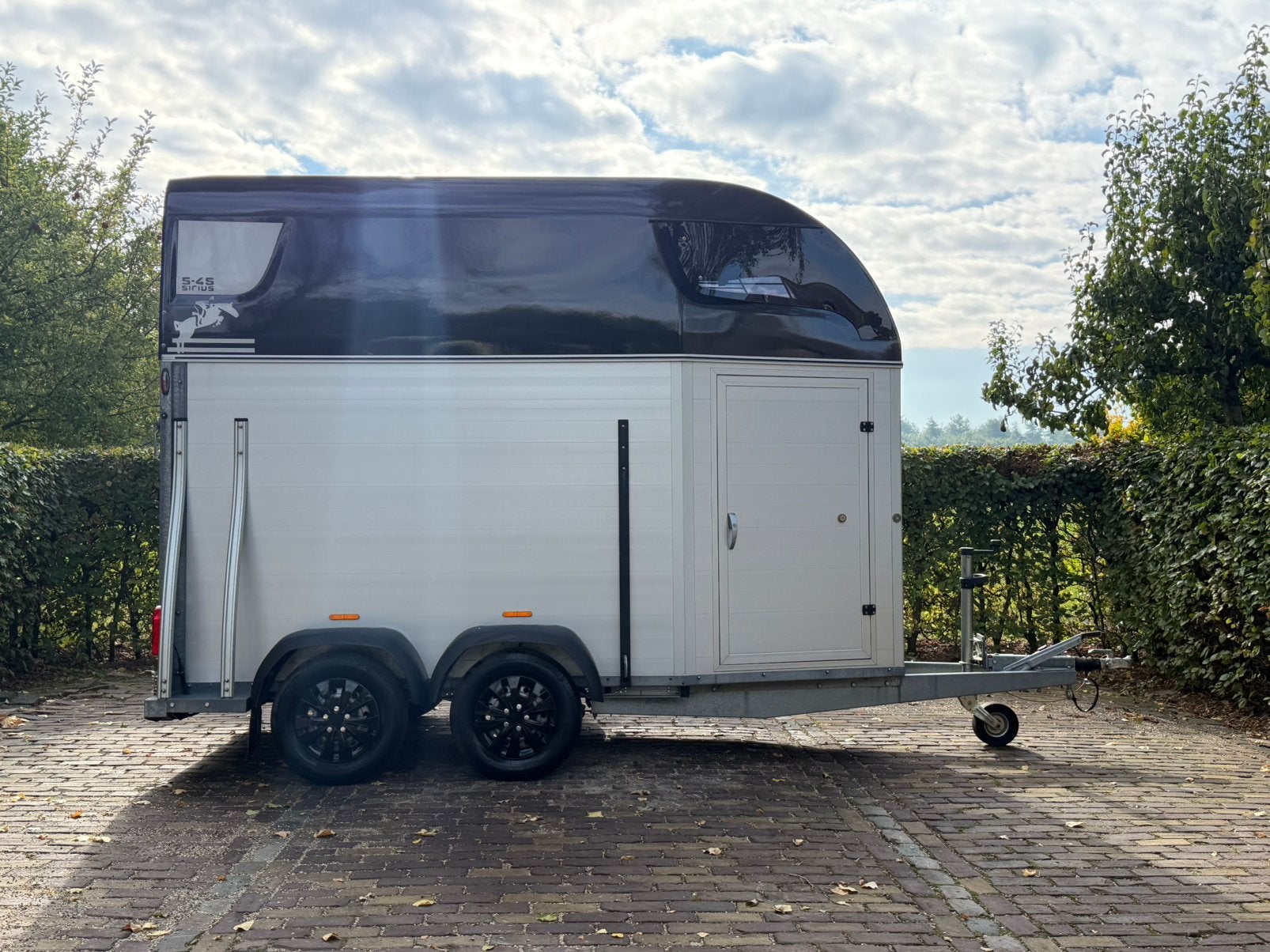 Zeer nette 1.5 paards sirius s45 met zadelkamer, Dieren en Toebehoren, Ophalen, Aluminium, Zo goed als nieuw, Info@ttpaardentrailers.nl