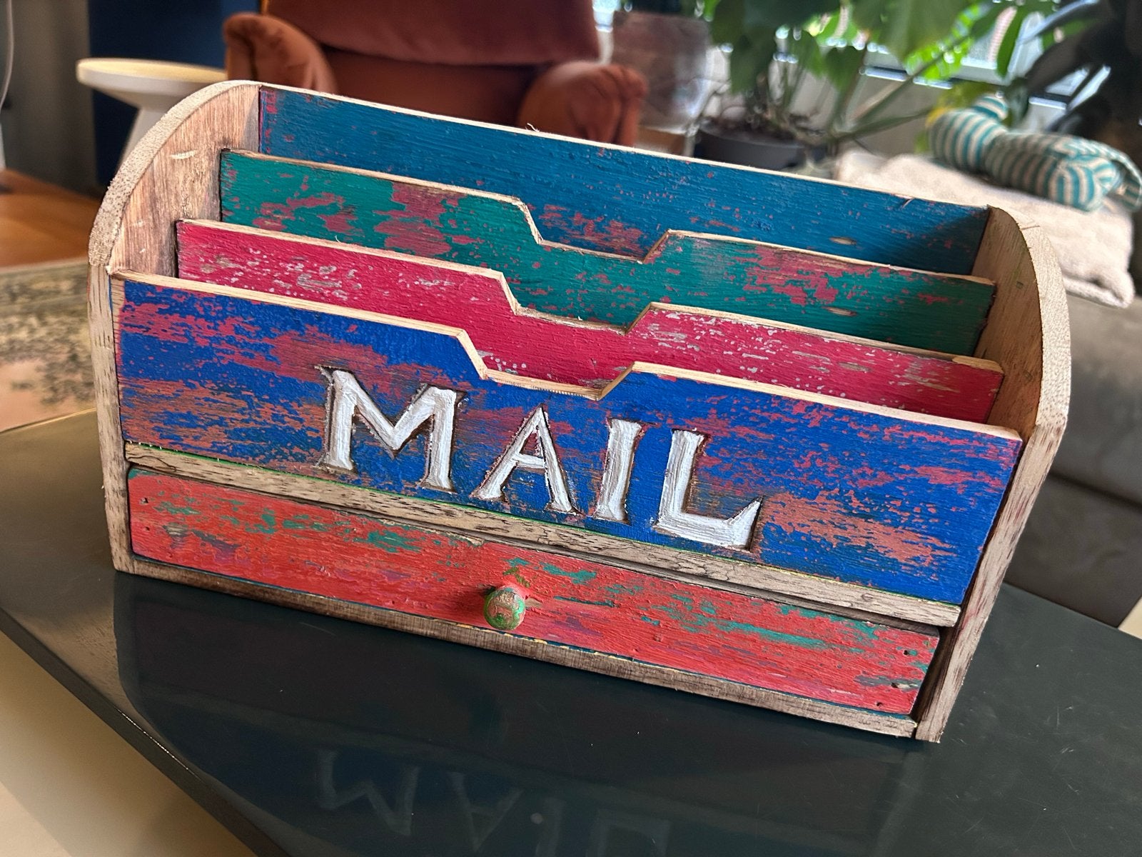 Gekleurde vintage houten posthouder met lade, Ophalen of Verzenden