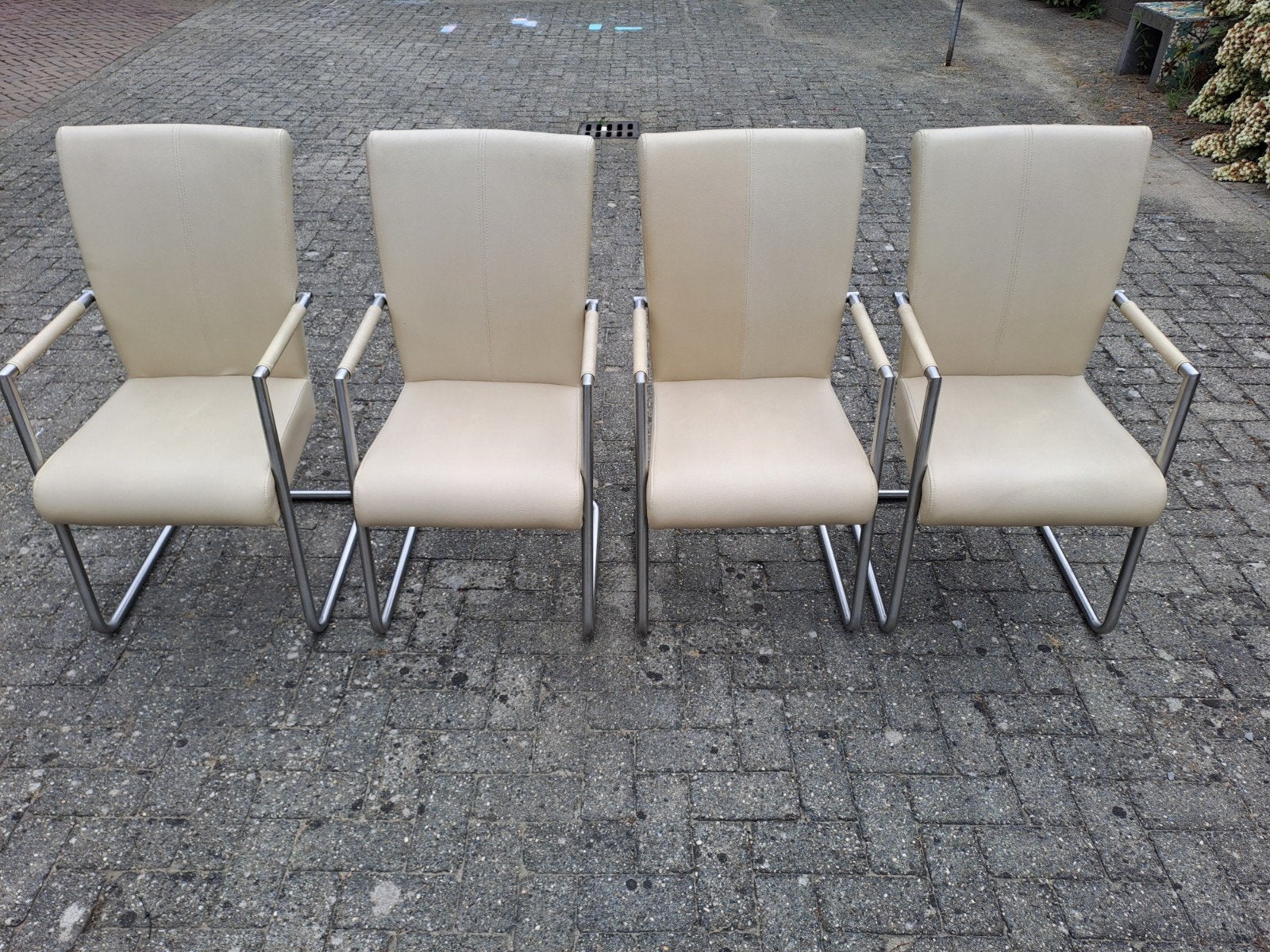 4 eetkamerstoelen beige kleur chroom/nepleer - Gebruikt, Ophalen