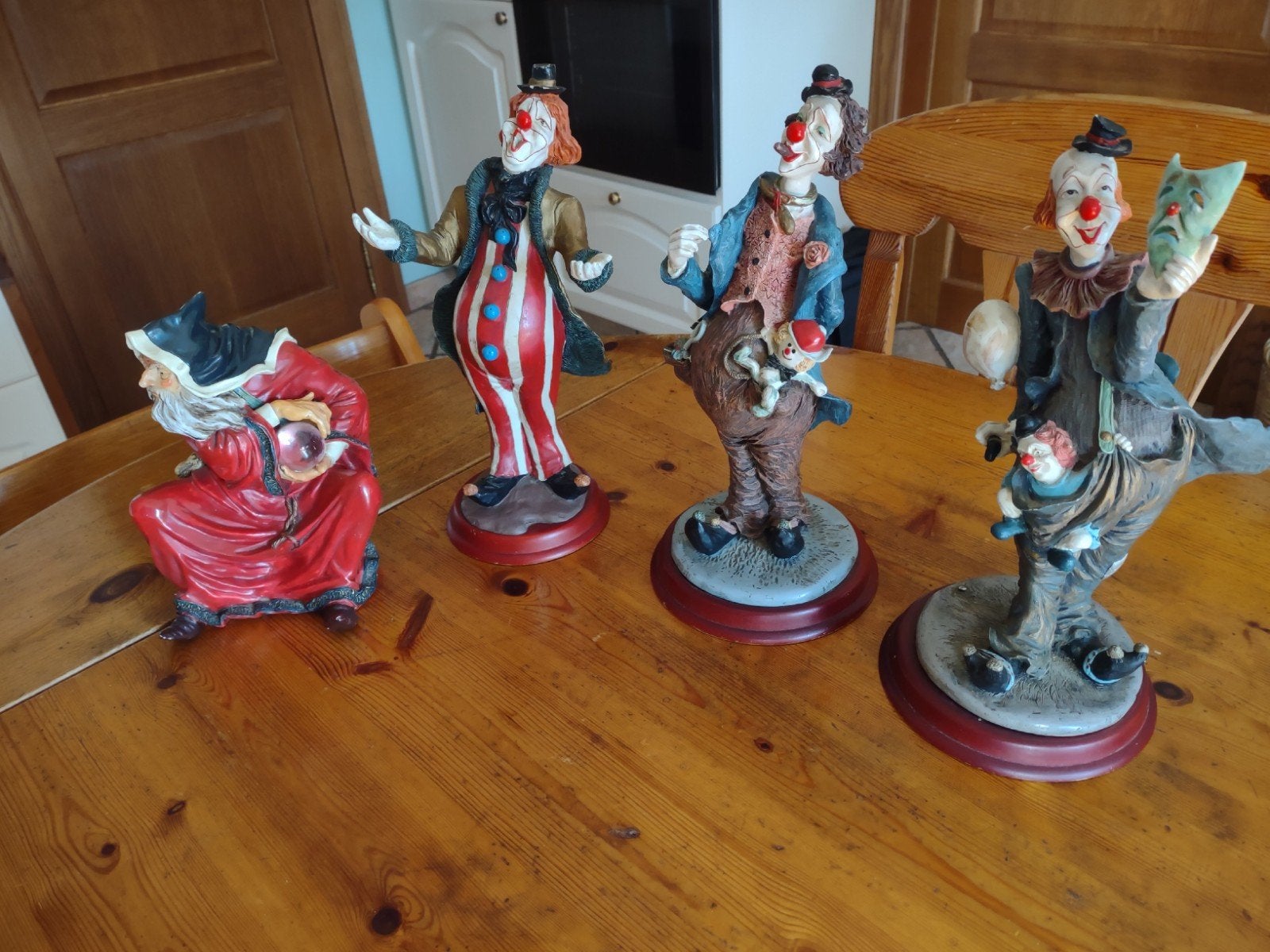 Set van 4 decoratieve beelden: 3 clowns en 1 tovenaar, Ophalen of Verzenden, Gebruikt