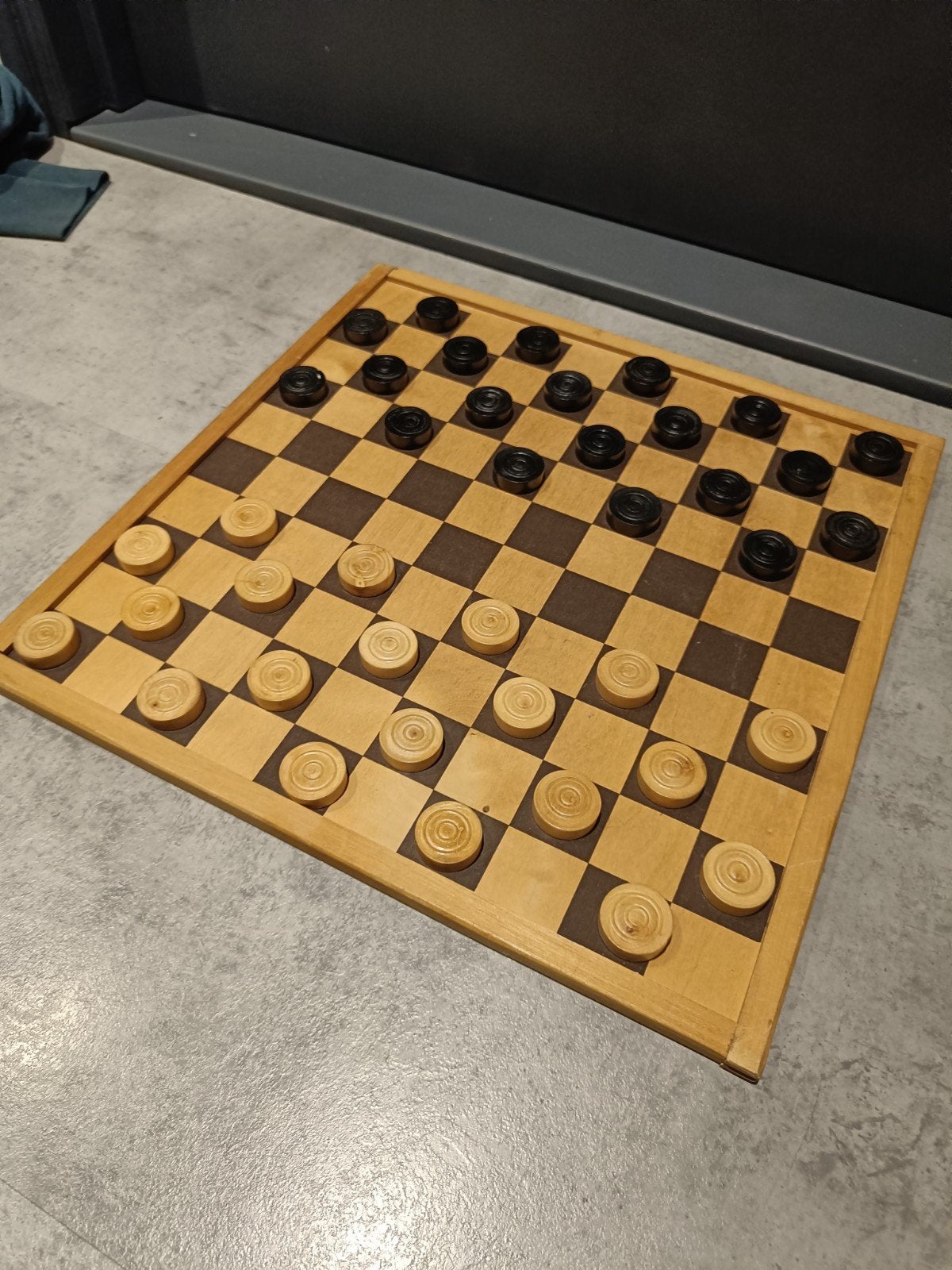 Houten Dambord met Houten Speelstukken - Compleet Spel, Een of twee spelers, Ophalen of Verzenden, Zo goed als nieuw, Onbekend