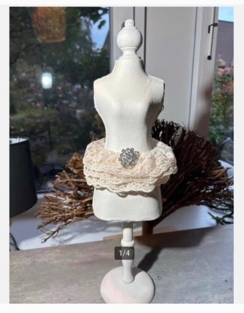 Decoratieve toonbank pop met antieke broche met Kant rok, Antiek en Kunst, Curiosa en Brocante, Ophalen of Verzenden