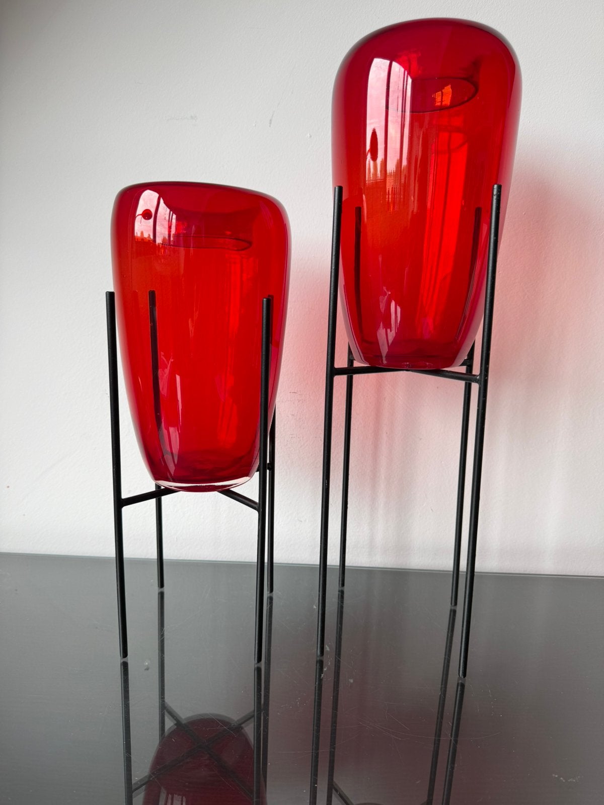 Twee moderne design vazen rood glas in metalen houders, Ophalen of Verzenden, Zo goed als nieuw, Rood, Glas