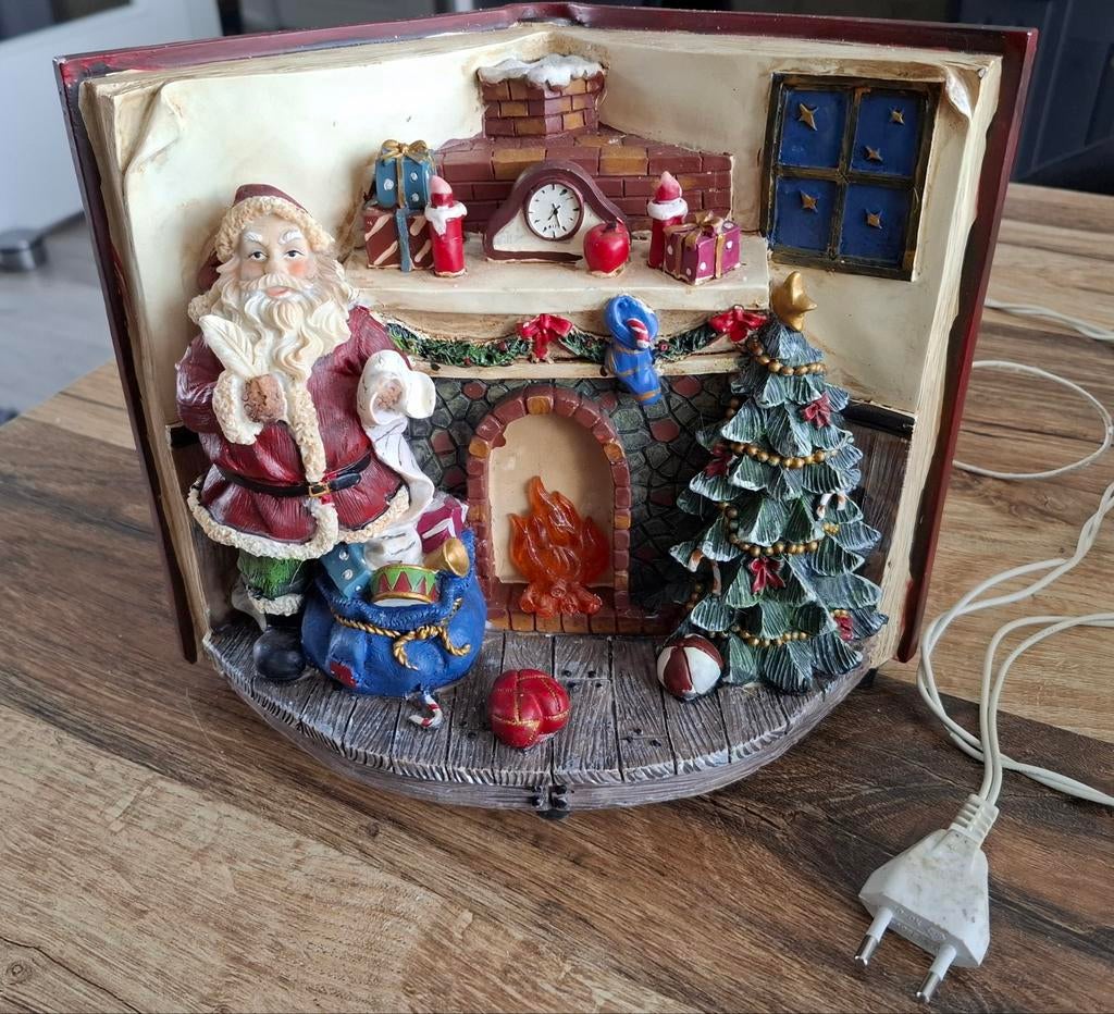 Kerstbeeld met kerstman bij openhaard op stroom, Ophalen of Verzenden