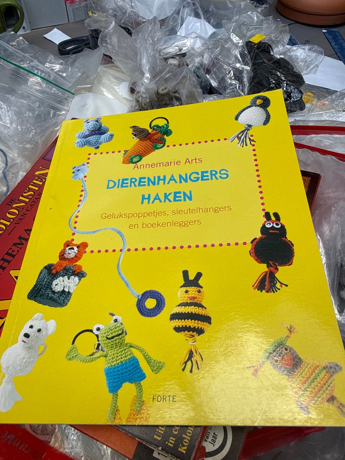 Dierenhangers Haken - Annemarie Arts, Ophalen of Verzenden, Haken, Patroon of Boek