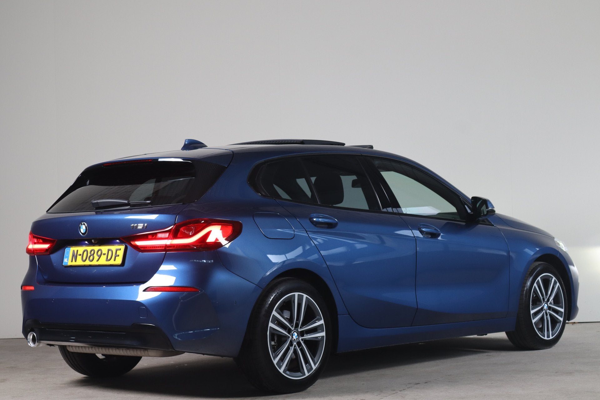 BMW 1-serie 116i Executive Edition - NL- Auto! Stoel+stuurve, Gebruikt, Euro 6, Automatische klimaatregeling, Blauw