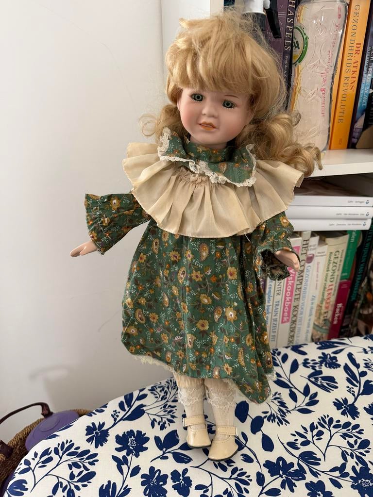 Vintage Porseleinen Pop in Groene Bloemenjurk, Verzamelen, Poppen, Ophalen of Verzenden, Zo goed als nieuw, Pop