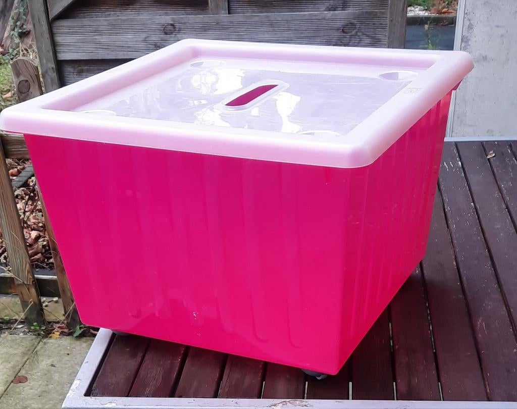 Roze opbergbox met wieltjes en deksel, Ophalen, Kunststof, 50 tot 100 cm, Zo goed als nieuw