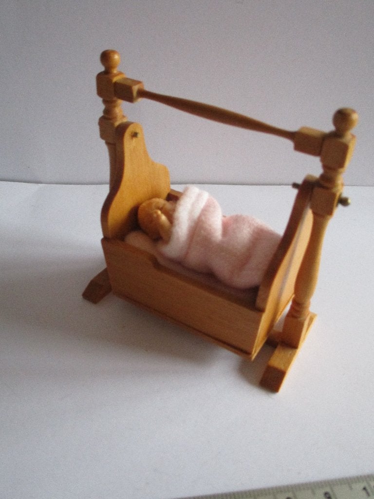 poppenhuis schommelwiegje met baby Mini Mundus, Ophalen of Verzenden, Zo goed als nieuw, Decoratie