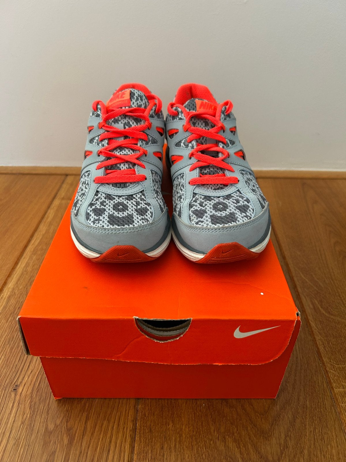 Nike Dual Fusion Sportschoenen - Grijs/Rood, Sportschoenen, Ophalen of Verzenden, Zo goed als nieuw, Grijs