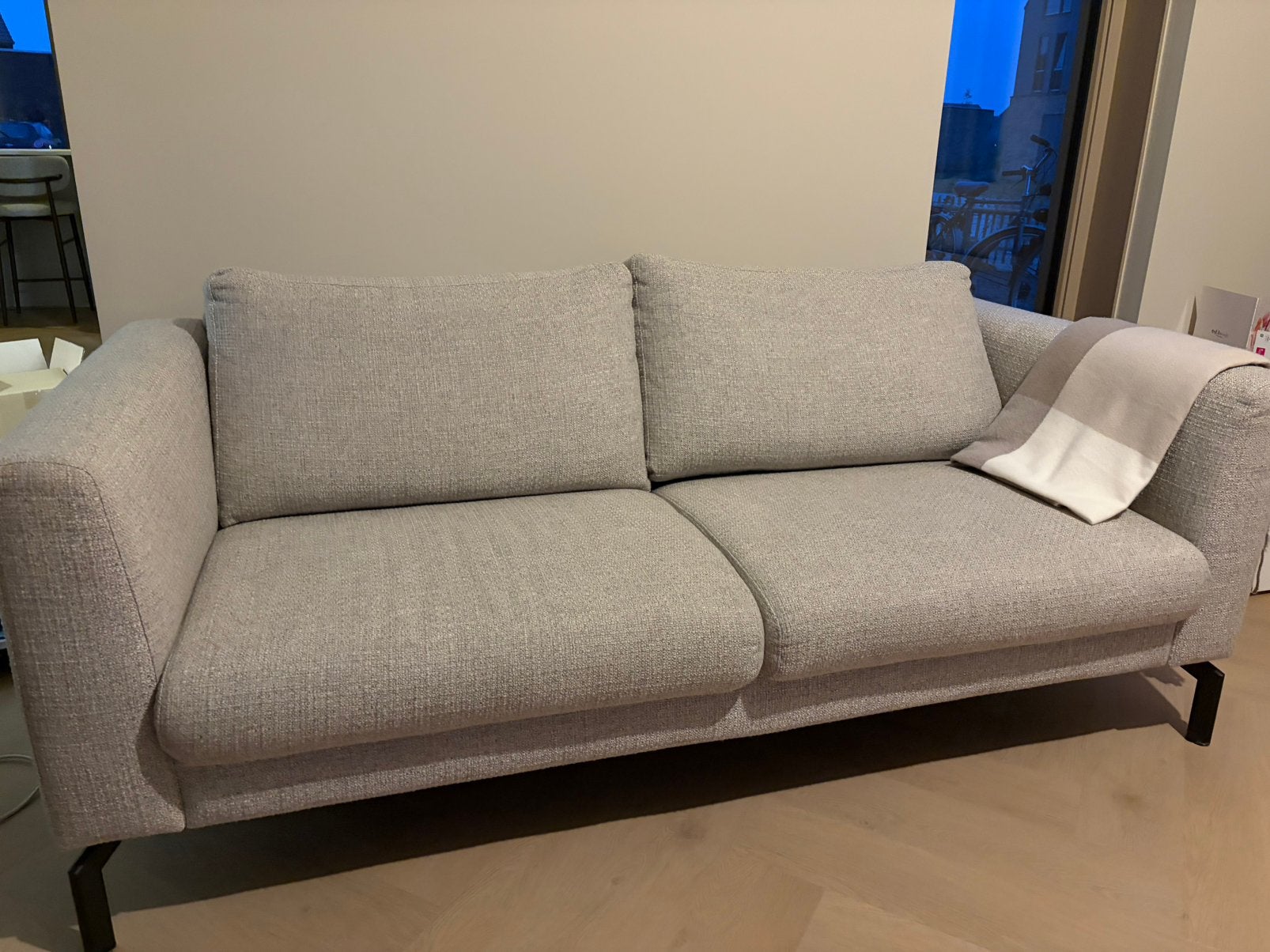 Comfortabele 2-zitsbank in lichtgrijs stof - Sanders Wonen, Huis en Inrichting, Ophalen, 150 tot 200 cm, Tweepersoons, 75 tot 100 cm