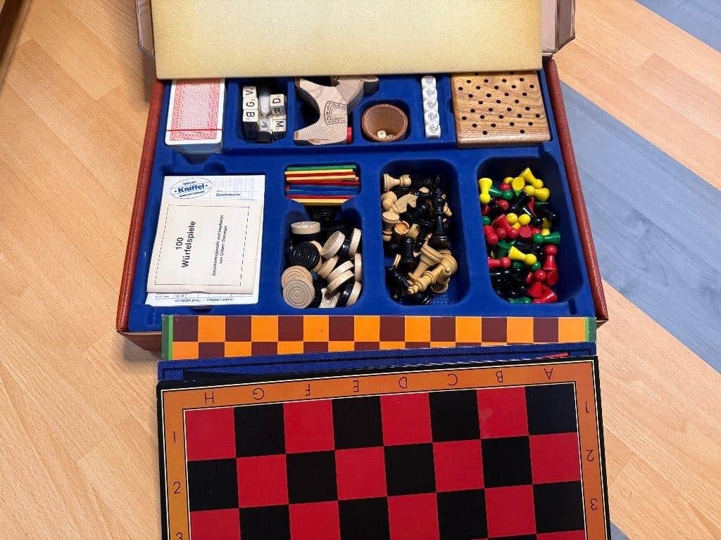 Spelletjes koffer, Vijf spelers of meer, Ophalen of Verzenden, Zo goed als nieuw, Onbekend