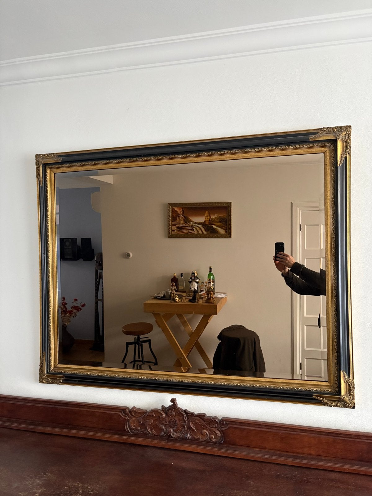Grote spiegel met sierlijke lijst - Zwart en goud, Antiek en Kunst, Antiek | Spiegels, Ophalen of Verzenden, Rechthoekig, 150 tot 200 cm