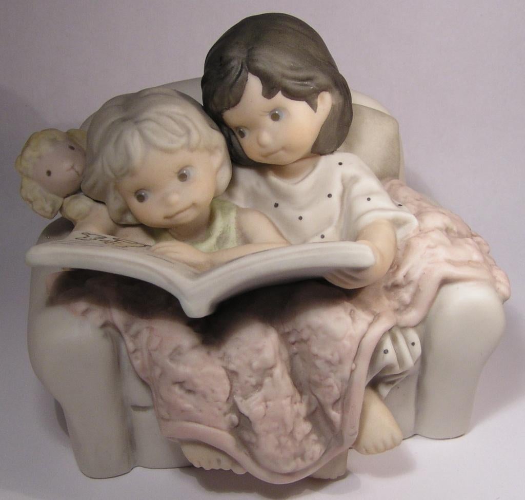 Enesco Lief Beeld van 2 Zusjes met een voorleesboek (nieuw), Verzamelen, Beelden en Beeldjes, Verzenden, Nieuw, Mens