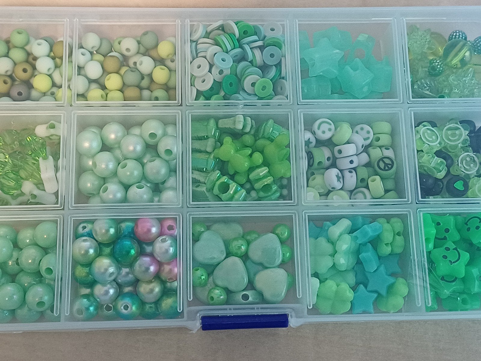 Doosje met verschillende groene kralen, Hobby en Vrije tijd, Kralen en Sieraden maken, Kraal, Nieuw, Ophalen of Verzenden, X