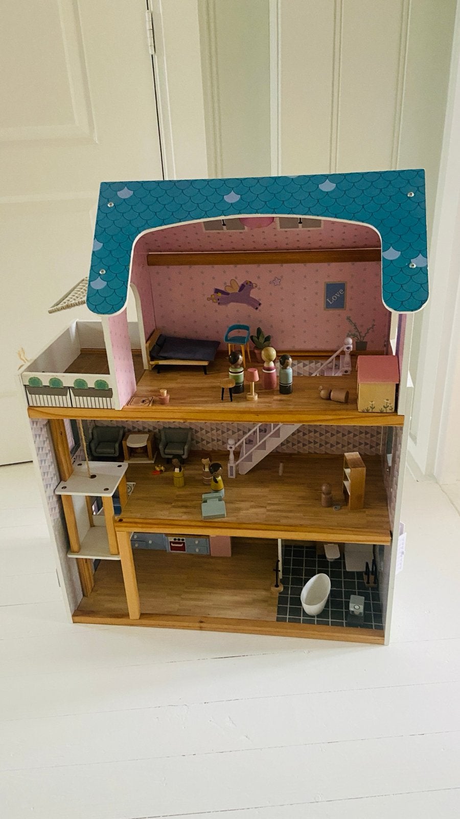 Groot houten poppenhuis met meubels en poppetjes