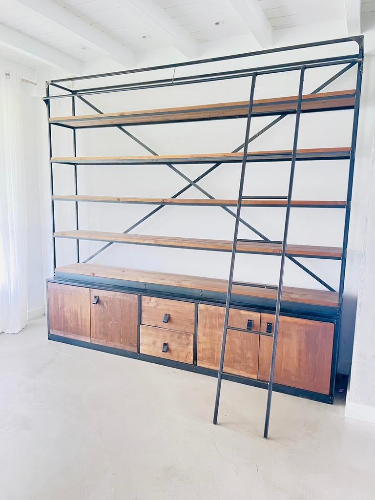 Industriële boekenkast met ladder BIEDEN, Ophalen of Verzenden, Zo goed als nieuw, 25 tot 50 cm, 200 cm of meer