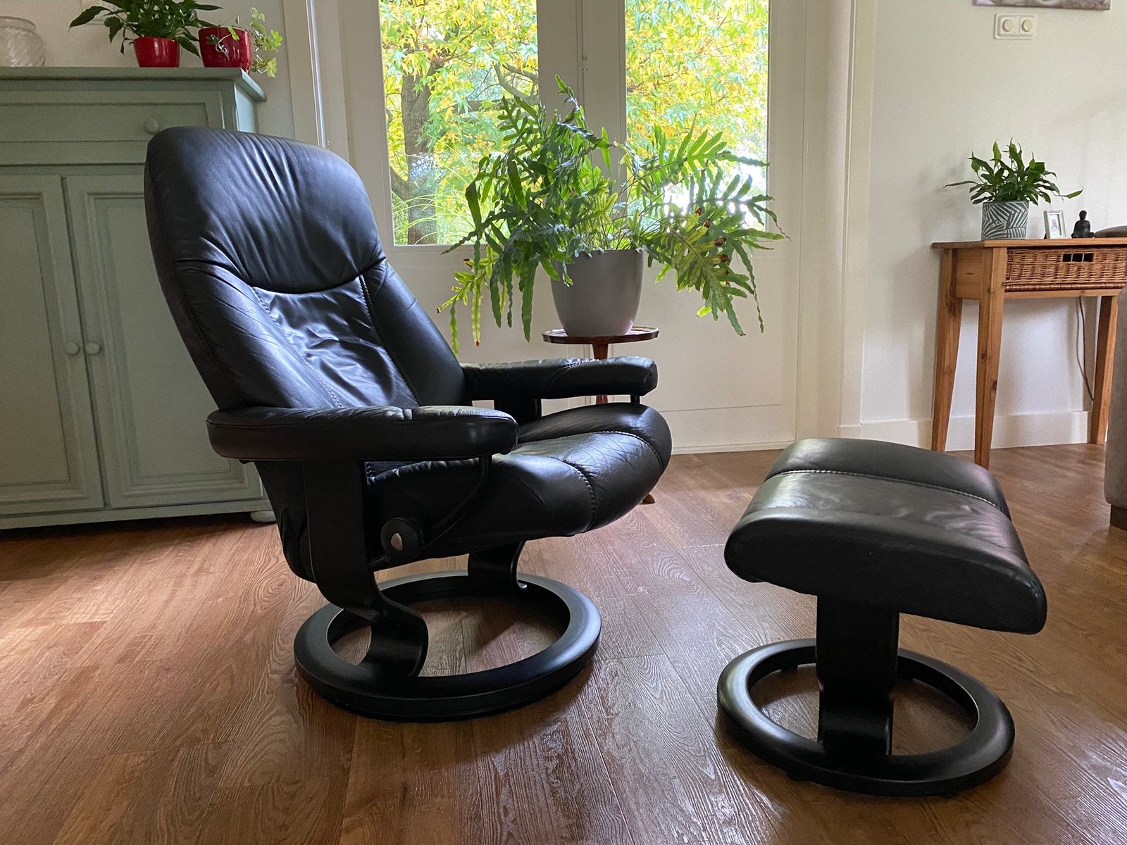 Stressless fauteuil zwart met voetenbank, Ophalen, Zo goed als nieuw, 50 tot 75 cm