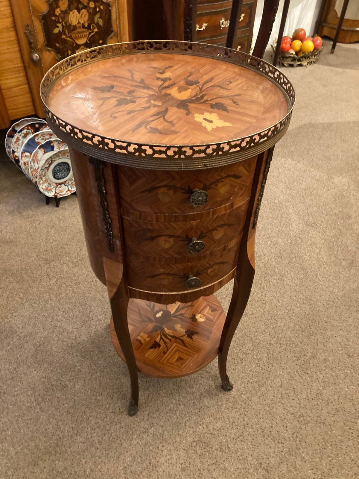 Antieke marqueterie ronde tafel met 3 laden en veel brons, Ophalen