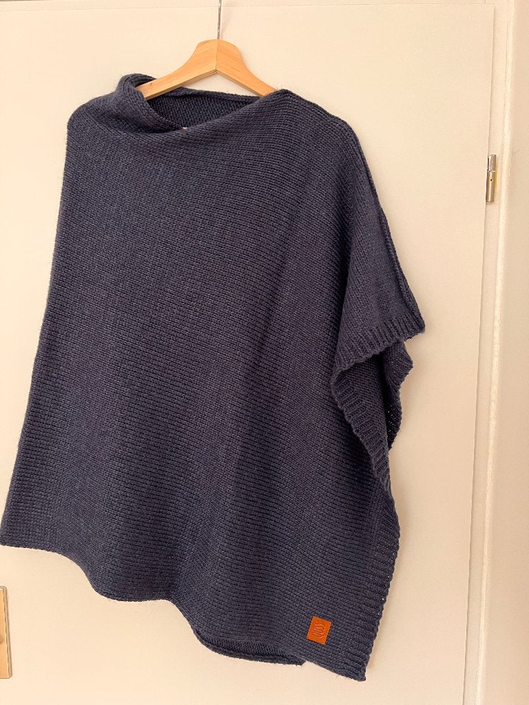 Donkerblauwe gebreide poncho van QOSS, Maat 38/40 (M), Blauw, Ophalen of Verzenden, Zo goed als nieuw