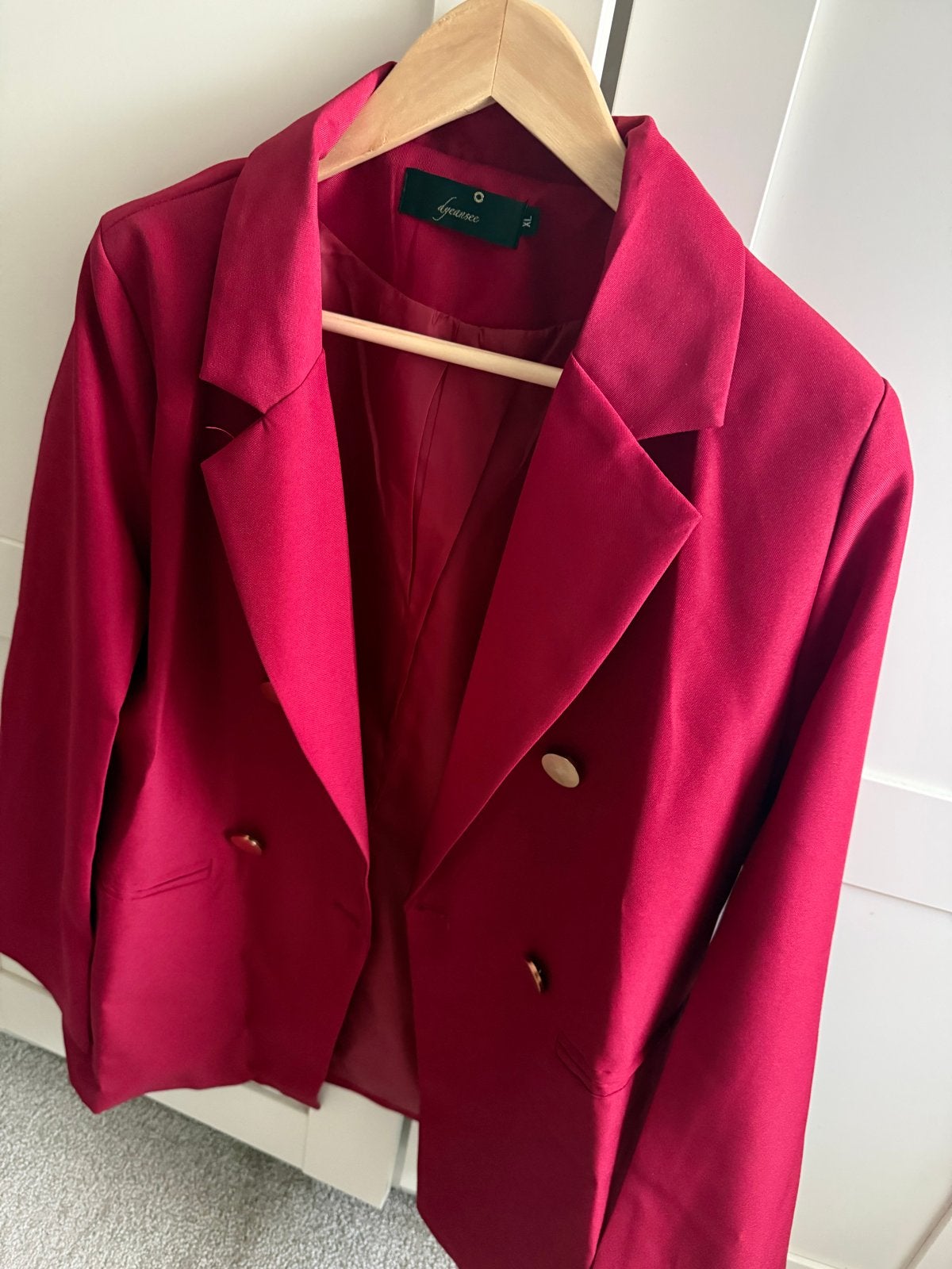 Stijlvol rood jasje met gouden knopen, Kleding | Dames, Jasjes, Kostuums en Pakken, Maat 42/44 (L), Ophalen of Verzenden, Zo goed als nieuw