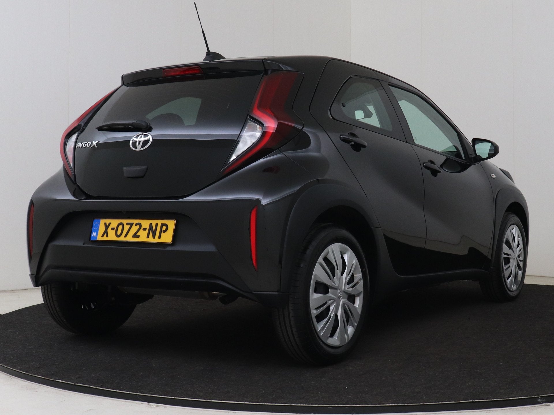 Toyota Aygo X 1.0 VVT-i S-CVT Play | BTW Voertuig | Achterui, 12 maanden, Gebruikt, 4 stoelen, Zwart
