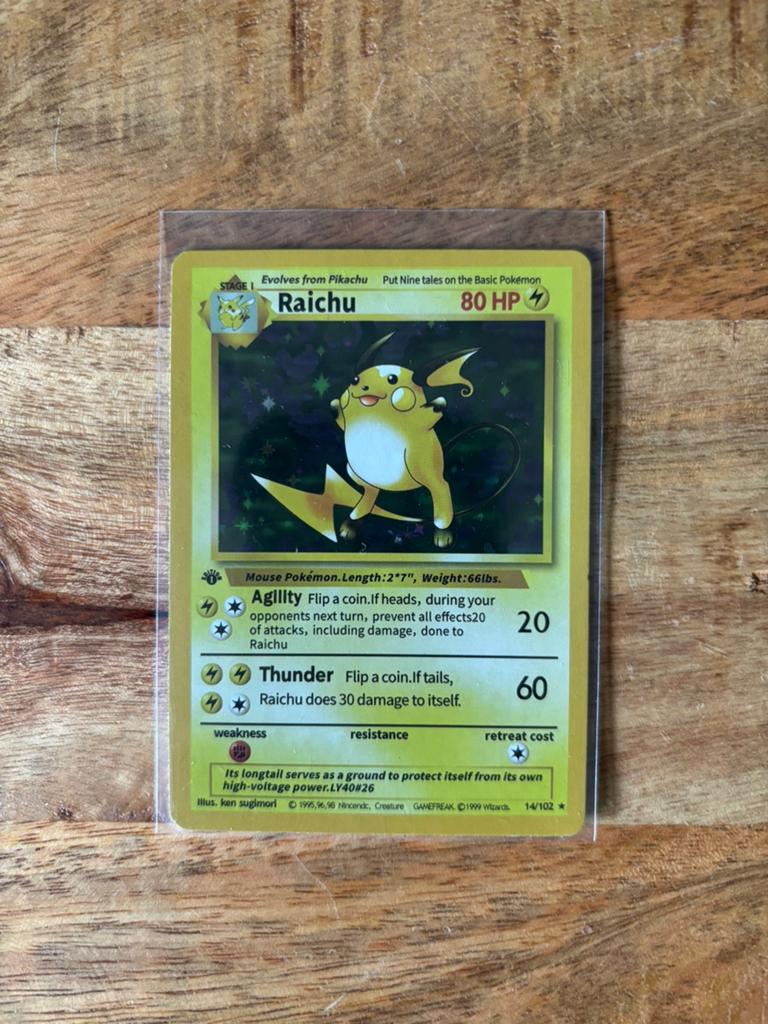 Raichu 1st edition 14/102 Base set, Hobby en Vrije tijd, Verzamelkaartspellen | Pokémon, Ophalen of Verzenden, Zo goed als nieuw