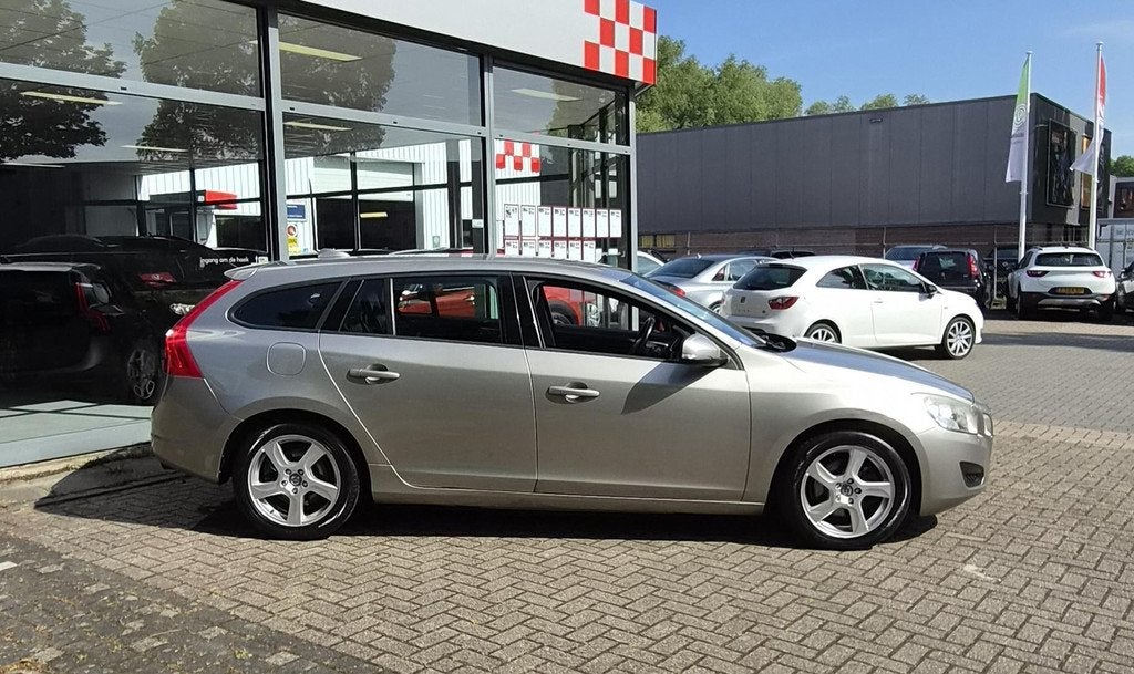 Volvo V60 1.6 T3 Kinetic, Voorwielaandrijving, 15 km/l, Gebruikt, Zwart