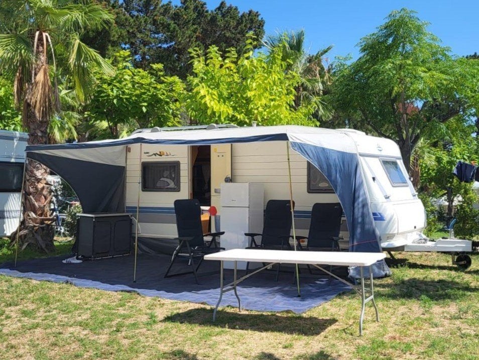 Mooie Hobby Exclusive 495 uit 2002 aan de Costa Brava Spanje, Caravans en Kamperen, Caravans, Rondzit, Hobby, Frans bed, Ringverwarming