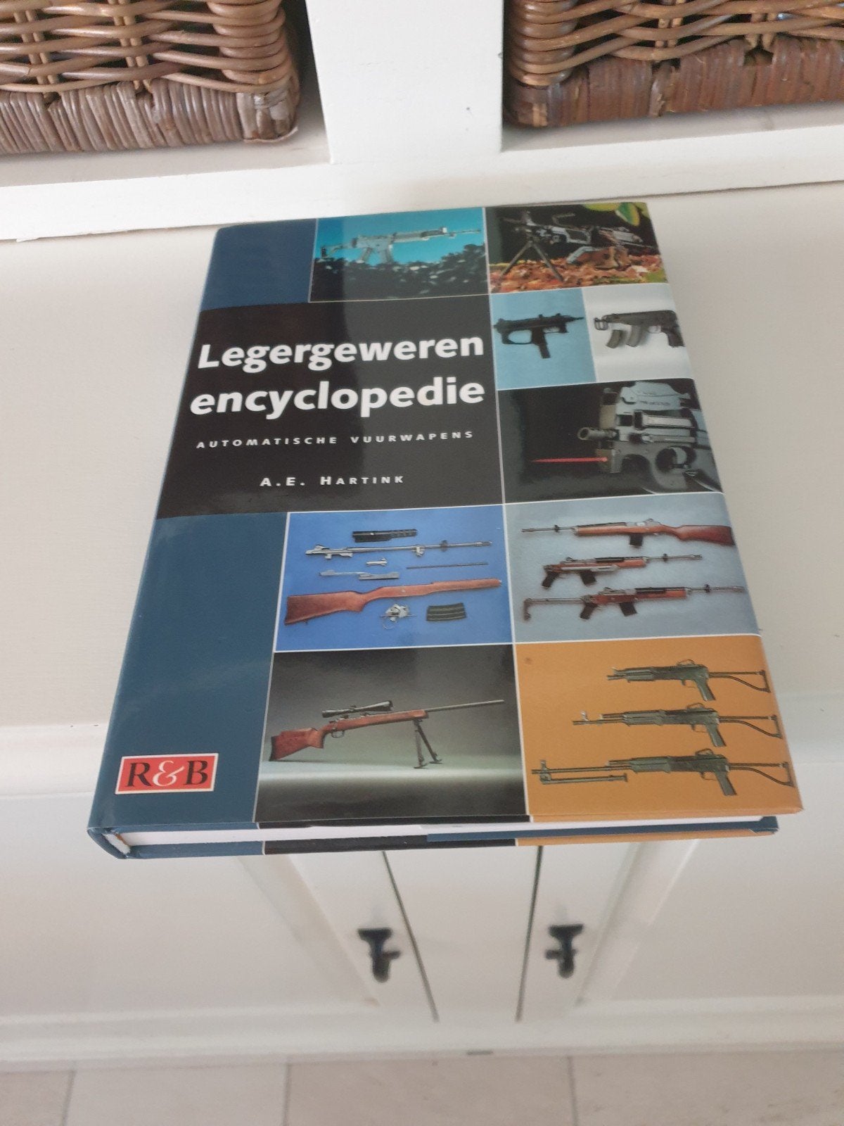 A.E. Hartink - Legergewerenencyclopedie, Ophalen of Verzenden, Tweede Wereldoorlog, Gelezen