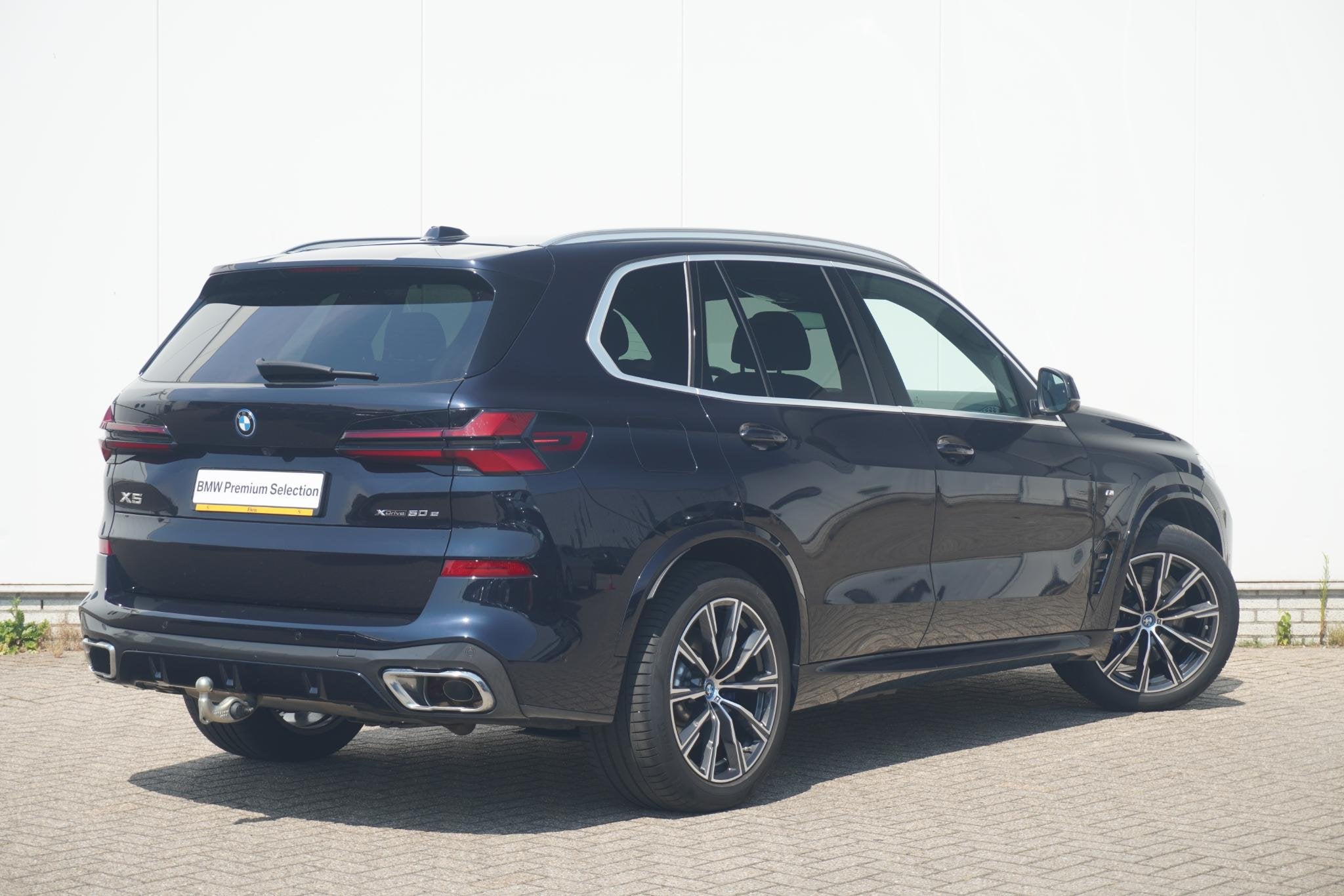 BMW X5 xDrive50e M Sport | Trekhaak | Panoramadak | Comforts, Gebruikt, 2395 kg, Met garantie (alle), Zwart