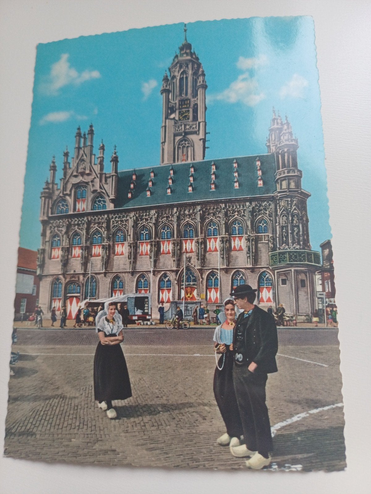 Ansichtkaart Stadhuis Middelburg met klederdracht., Verzamelen, Ophalen of Verzenden, 1960 tot 1980, Ongelopen, Zeeland