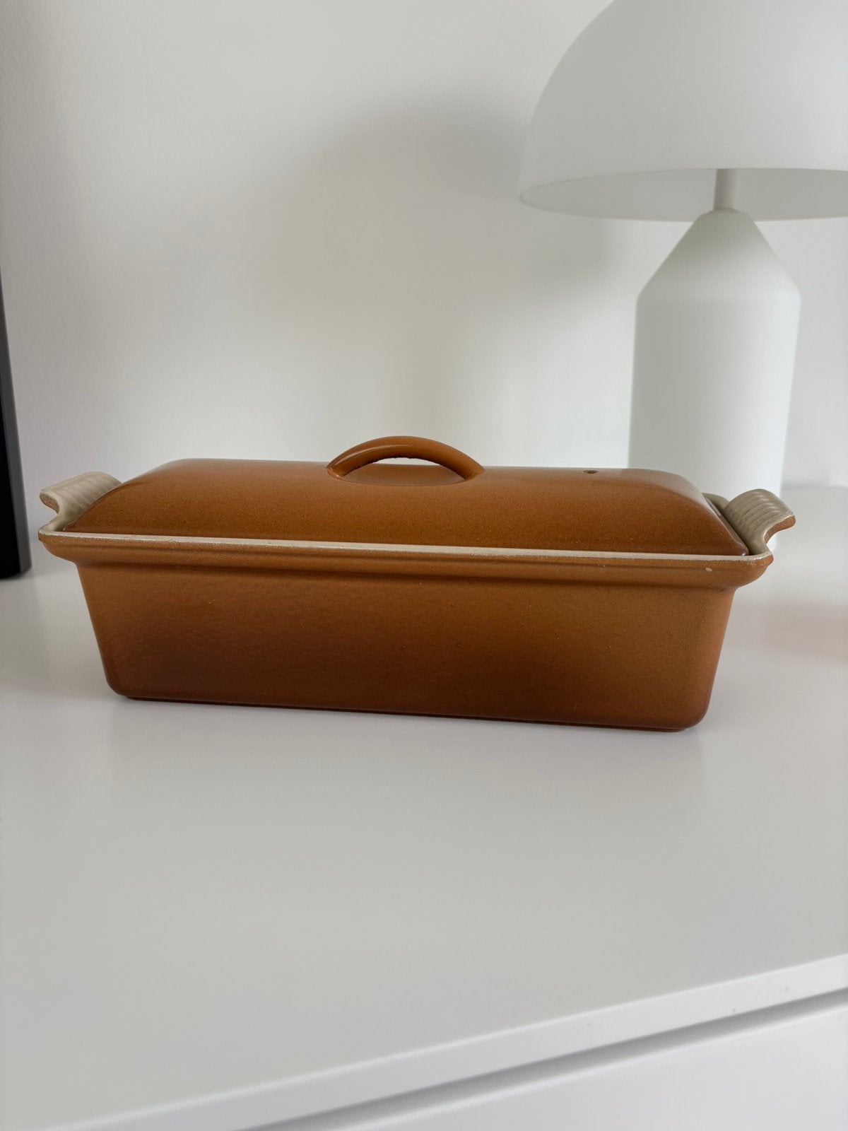 Le Creuset gietijzeren patevorm / terrine kleur noisette, Huis en Inrichting, Keuken | Potten en Pannen, Ophalen of Verzenden