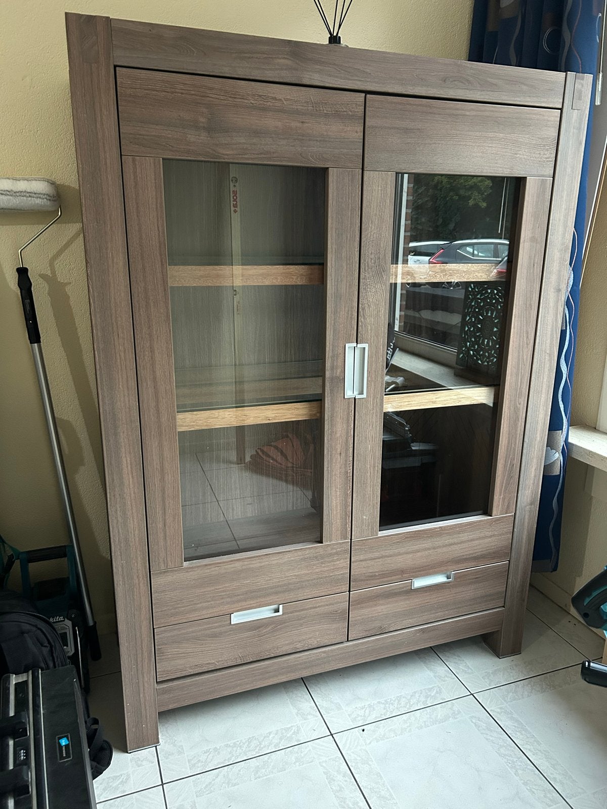 Servieskast met glazen planken + deuren en lades