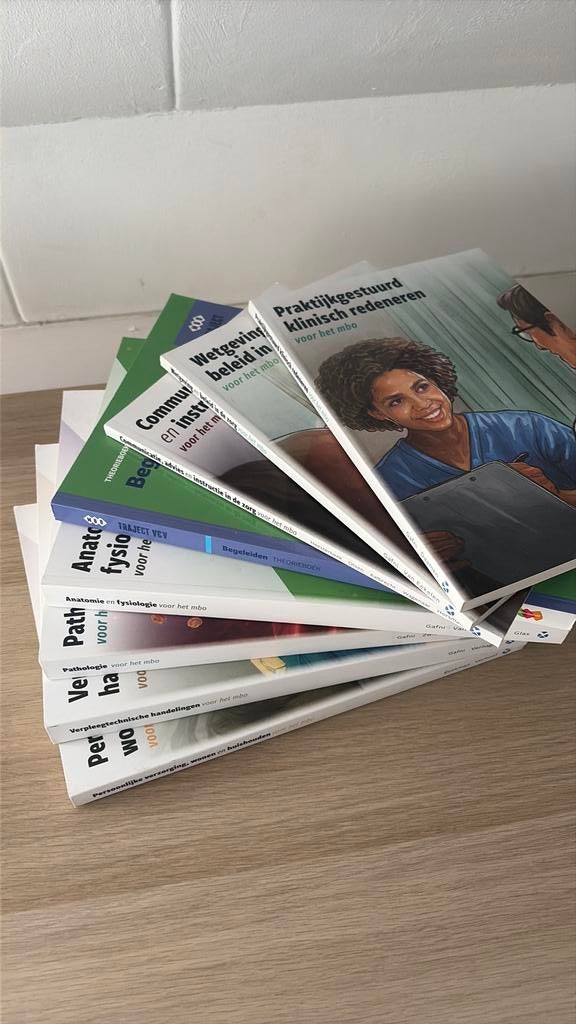 MBO niveua 4 - verpleegkunde boeken, Boeken, Tijdschriften en Kranten, Ophalen, Zo goed als nieuw, Damesbladen