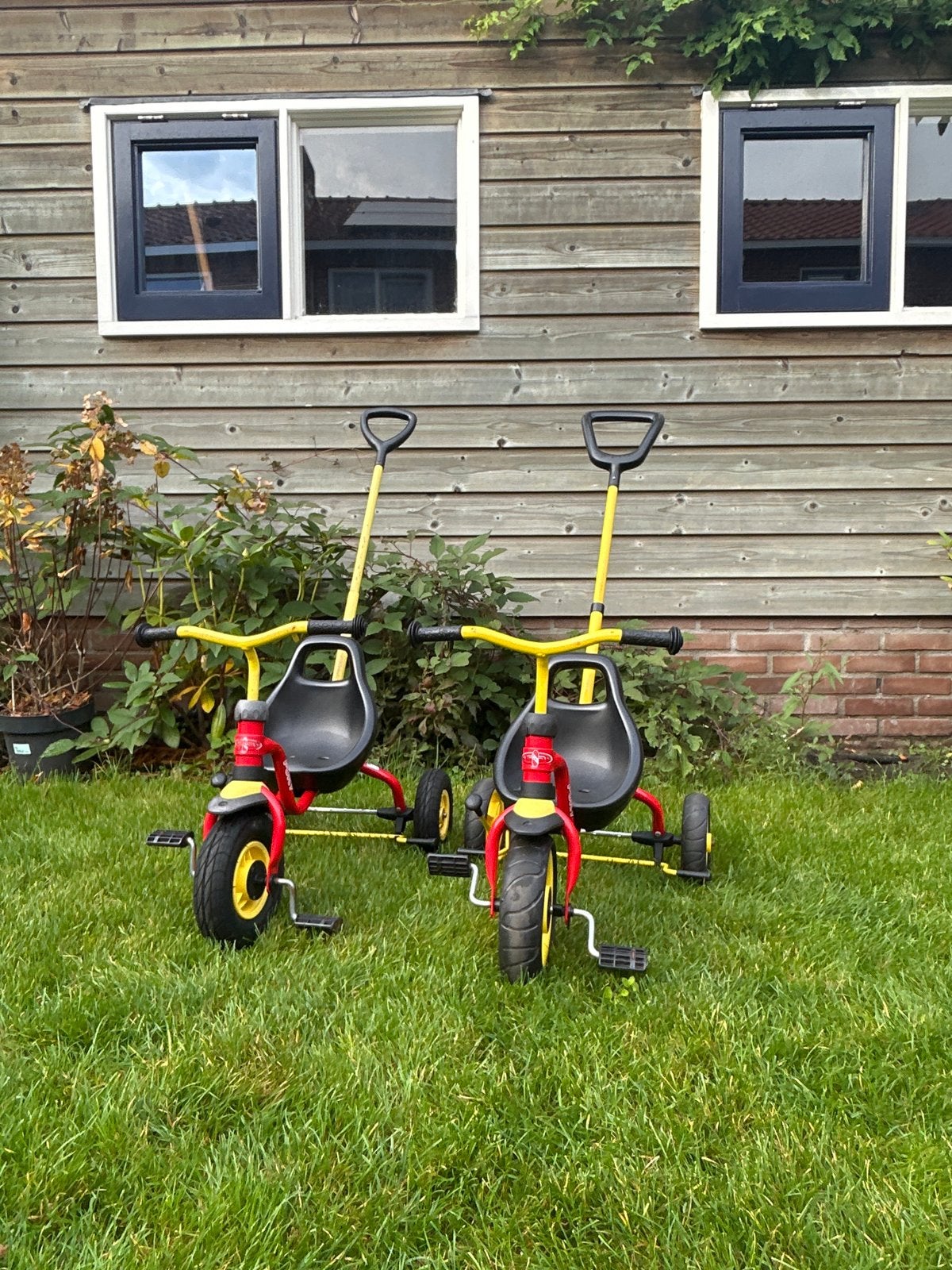 2x Puky driewieler met duwstang - rood/geel tweeling, Ophalen, Gebruikt, Schijfrem
