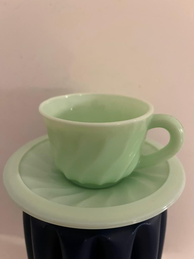 VINTAGE FRANSE OPALINE THEEKOPjES. —  JADEGROEN., Ophalen of Verzenden
