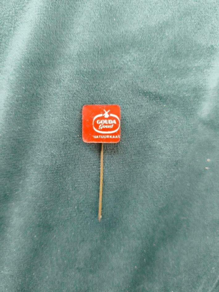Gouda Goud natuur kaas steekspeld, Ophalen of Verzenden, Gebruikt, Speldje of Pin