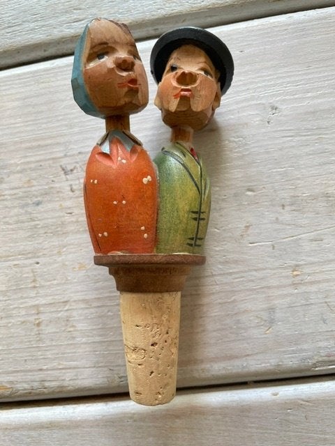 Vintage houten flessenstop. Bewegend zoenend koppel. Anri., Ophalen