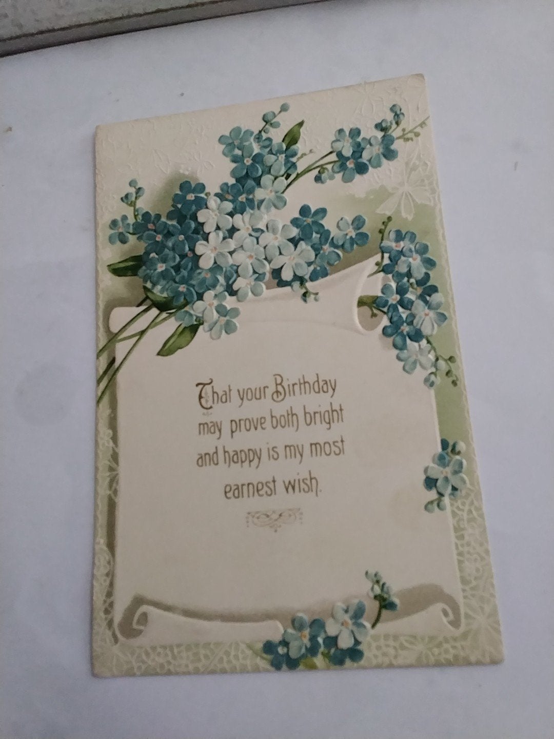Antieke verjaardagskaart met bloemen en postzegel reliëf, Ophalen of Verzenden, Voor 1920