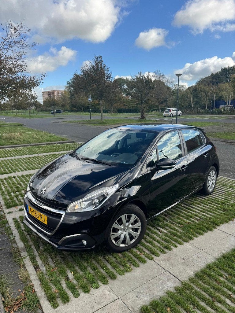 Peugeot 208, 1.2 Puretech 82pk 2019, Zwart, Voorwielaandrijving, 83 pk, Stof, 40 €/maand
