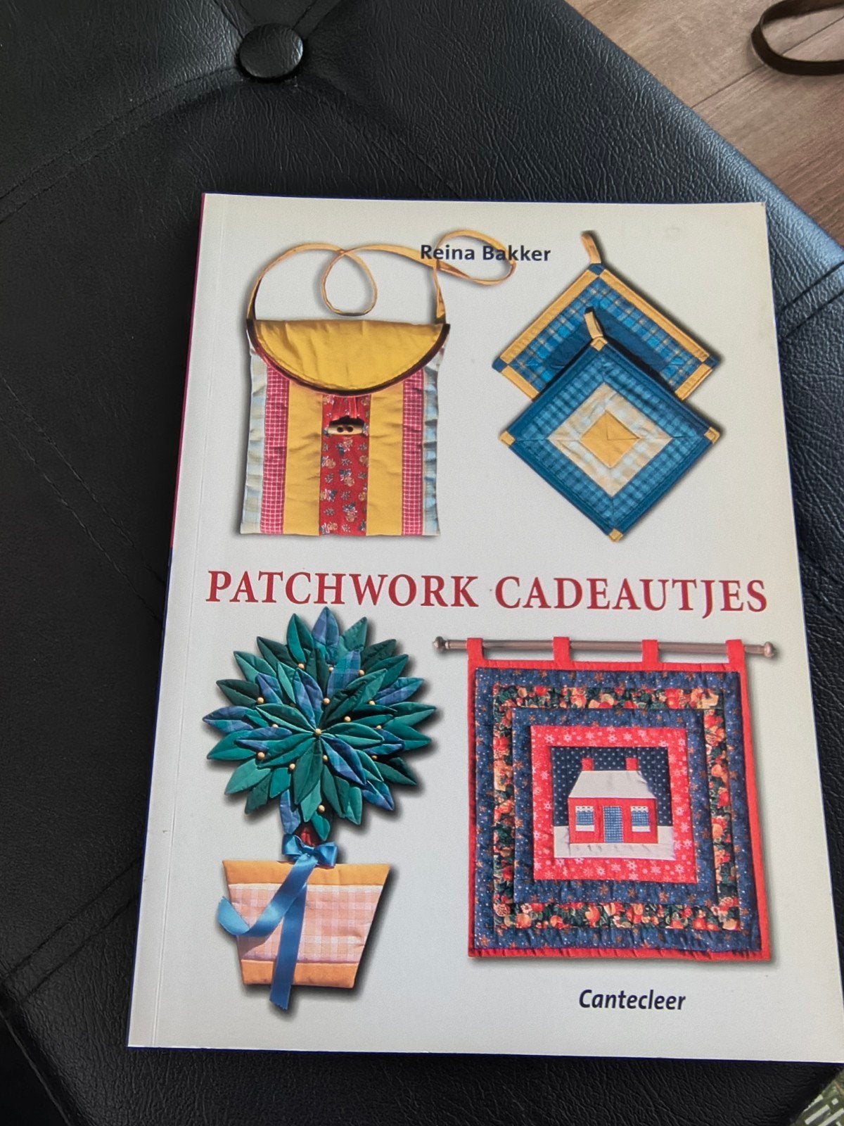 Patchwork Cadeautjes - Reina Bakker, Ophalen of Verzenden, Zo goed als nieuw, Borduren en Naaien, Reina Bakker