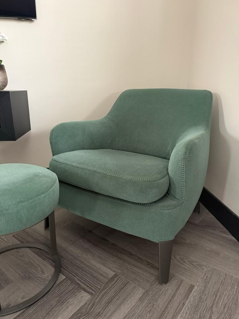 Comfortabele fauteuil met poef in mintgroen, Ophalen, Zo goed als nieuw, Stof, 75 tot 100 cm