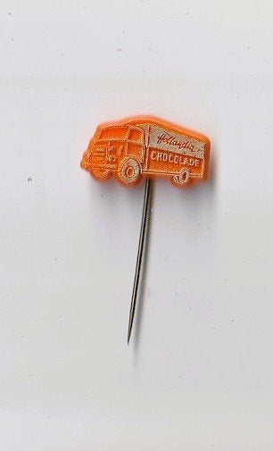 kunststof Hollandia chocolade speld met DAF vrachtauto, Verzamelen, Ophalen of Verzenden, Overige onderwerpen, Speldje of Pin