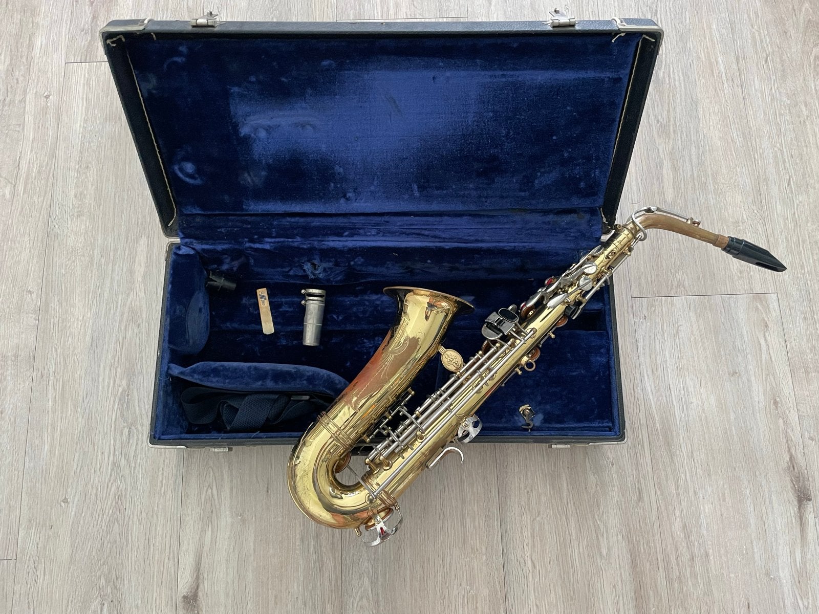 Vintage Alt Saxofoon "Ambassador", Italiaans., Muziek en Instrumenten, Blaasinstrumenten | Saxofoons, Ophalen, Gebruikt, Alt, Met koffer