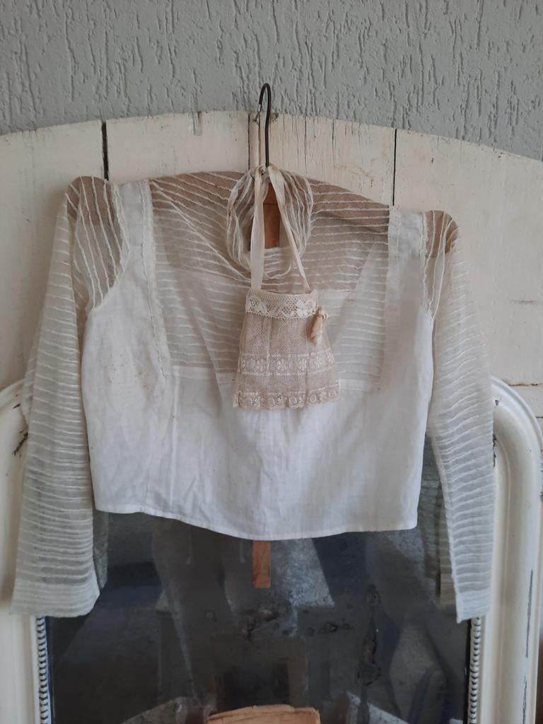 Mooie,oude blouse met kanten tasje en kleerhanger., Antiek en Kunst, Ophalen of Verzenden