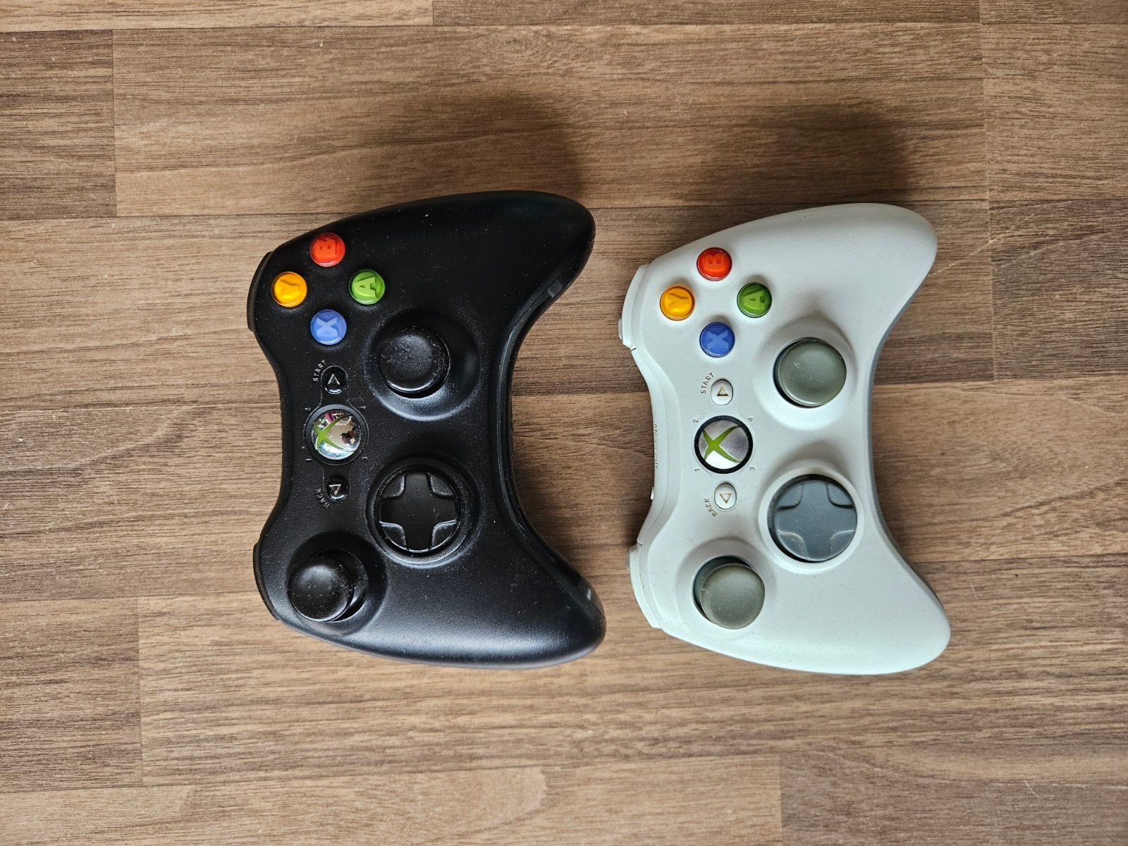 2 Xbox 360 Controllers (Zwart en Wit) - Draadloos, Gebruikt, Ophalen of Verzenden, Controller, Xbox 360
